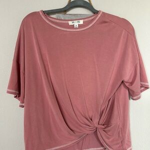 T-shirt with front tie